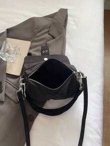 1 geantă de umăr din nailon negru de dimensiuni medii, cataramă metalică și fermoar decorativ, stil casual pentru uz zilnic