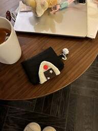 귀여운 스시 오니기리 카드 홀더 지갑 - 양면 지갑, 키체인 루프가 있는 소형 동전 지갑, 여성의 일상 필수품을 위한 빨간 눈 & 별 밥볼 디자인, 휴대용 ID 정리함 (손세탁 가능), 귀여운 지갑, 여행 액세서리, 장난기 넘치는 디자인, 오일 엣지 마감