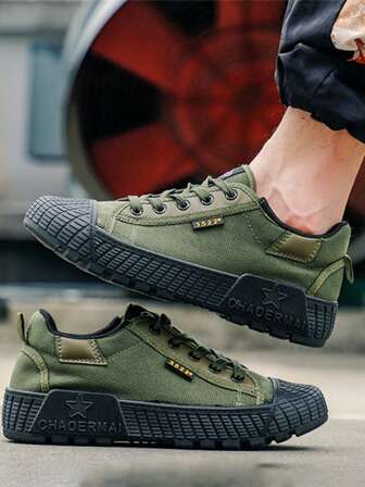 一双男士无钢头工作鞋，防刺穿、抗冲击，适合建筑工地使用。防滑抗震高帮工作靴，适合日常穿着、工业环境、时尚场合，也适合园艺、仓库作业、户外探险徒步、建筑工地日常穿着、户外锻造车间防护等。圣诞礼物之选。