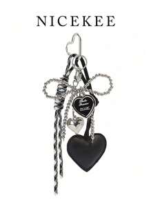 简约、时尚、可爱的女士包包挂饰，心形设计，配以银色珠子和蝴蝶结，是一款引人注目的包包配饰，一款独特的心形钥匙扣，甜美又酷炫的风格装饰，适合日常搭配，也可作为包包挂饰或钥匙扣礼物。