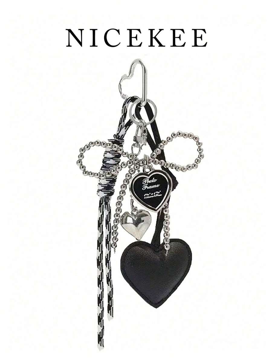 简约、时尚、可爱的女士包包挂饰，心形设计，配以银色珠子和蝴蝶结，是一款引人注目的包包配饰，一款独特的心形钥匙扣，甜美又酷炫的风格装饰，适合日常搭配，也可作为包包挂饰或钥匙扣礼物。