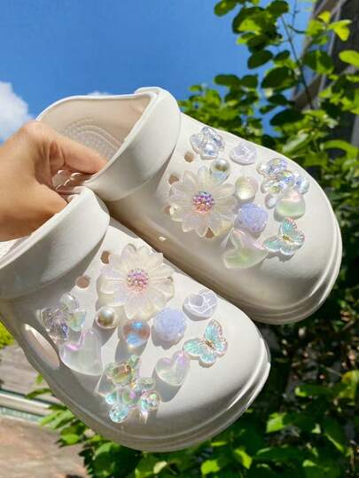 20 قطعة من مشابك الأحذية الزخرفية بتصاميم الزهور البيضاء، الدب التيدي، عقدة الفيونكة، الموجات، الفراشة، اللؤلؤ ABS، والترتر الدائري، إكسسوارات متعددة الوظائف مناسبة لتزيين الأحذية والصنادل والشنط الشاطئية، مناسبة كهدايا لأعياد الميلاد والمناسبات