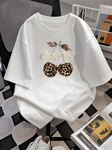 Camiseta de mujer de moda, estampado artístico de leopardo y cereza, diseño único, ajuste cómodo, top de estilo casual, artículo de moda, esencial de guardarropa, de gran tamaño. - Blanco - Ver 2