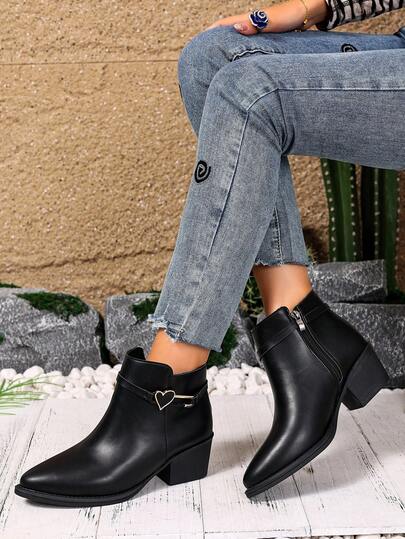 Botas cortas negras para mujer, con decoración de corazón simple y versátil, tacón grueso y punta puntiaguda, adecuadas para uso diario en todas las estaciones, otoño, invierno y primavera.