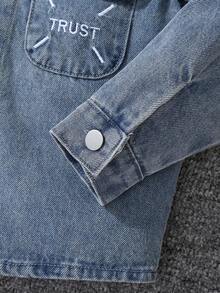 1 件装年轻男孩休闲牛仔夹克，印有 Trust 字母，舒适日常穿着，秋冬新品