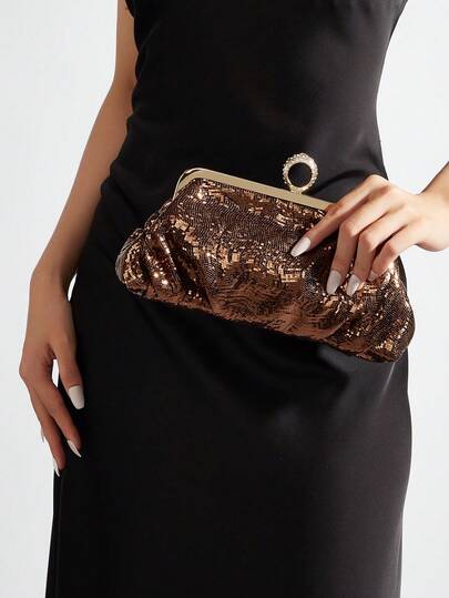 Glamine 全新咖啡棕色褶皱包，单肩包，褶皱亮片面料，水钻环形提手，无论出席正式活动、庆典还是高端约会，均可搭配黑色修身晚礼服，尽显优雅魅力；或搭配咖啡色迷你连衣裙，打造单色造型，是女性完美的商务配饰，适合日常使用、购物、约会、派对。（含可拆卸金链）