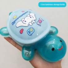 Sanrio 11 pièces Tortue géante Sanrio phosphorescente de 17 cm + 1 pièce boîte de rangement ouvrable, peluche de tortue super géante, convient pour les cadeaux de fête, la décoration de la maison, les cadeaux d'anniversaire, les faveurs et les vœux pour les fêtes, la décoration de Noël et d'Halloween (livré avec 10 pièces de tortue Sanrio moyenne de 3,2 cm)