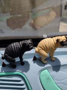 一套迷你巴哥犬PVC宠物装饰摆件，造型逼真，带有绿植，是理想的房间装饰、卧室装饰、家居装饰、办公室装饰或汽车配件，宠物配件，趣味十足的宠物设计，可用作节日礼物、情人节礼物（送给女性）。