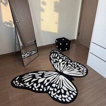 1 pièce Tapis décoratif asymétrique avec motif de papillon noir et blanc de bande dessinée intéressant, design créatif moderne et amusant en fausse laine lavable. Convient pour le salon, la chambre, le balcon, la terrasse, l'intérieur et l'extérieur, la salle de jeux, le tapis de chevet pour garçons et filles, décoration d'intérieur