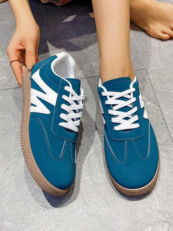 زوج من الحذاء الرياضي الكاجوال الأزرق للنساء، قاعدة ناعمة مربوطة بأربطة، أعلى منخفض، تنفس وبطانة هوائية ناعمة، أحذية رياضية كاجوال، أحذية طالب