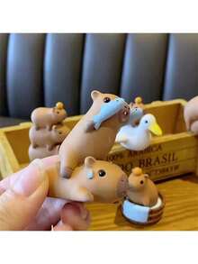 Figura decorativa de resina de capibara, decoración creativa para mujer para el centro de control del automóvil, muebles de escritorio, regalo con figura de animal al azar