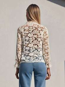 Blusa femenina de encaje transparente, corte holgado con motivos florales, cuello en V, mangas largas acampanadas y diseño abotonado. Para exteriores, oficina y fiestas - Beis - Ver 6