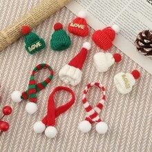 2 szt. dekoracyjne dzianinowe skarpetki świąteczne o uniwersalnym zastosowaniu, funkcjonalne na choinkę – jako dekoracja wisząca, do przechowywania małych prezentów i jako element świątecznej ekspozycji