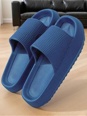 New Men's Blue Striped Sandals, Versatile For All Seasons And Stylish. They Feature Thick Soles Made Of EVA Material, Which Are Quiet, Wear-Resistant, Non-Slip, Deodorizing, Breathable And Comfortable. Suitable For Both Indoor Wear And Use In The Bathroom, As They Dry Quickly When Exposed To Water. For Those With Wide Feet, It Is Recommended To Buy One Size Larger.