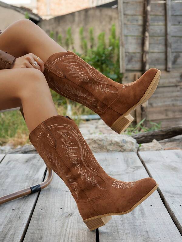 Bottes mi-mollet à talon moyen pour femmes, bottes de cow-boy pointues à la mode avec broderie, bottes tubes droits à enfiler avec découpe en V, style britannique pour les vacances, décontracté, extérieur, équitation