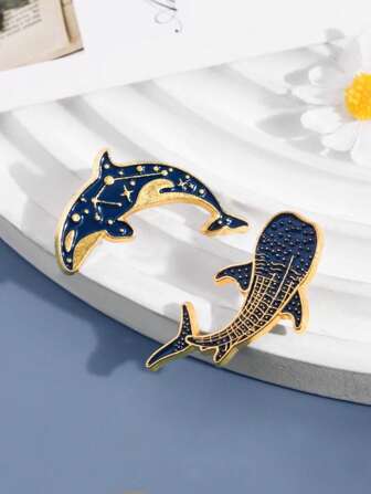 1pc New Fashion Cute Ocean Dolphin Whale Animal Brooch Suit Personalized Alloy Brooch Popular Bag Accessories Pins,Autumn-Winter Accessories,Suitable For Teens, Youth,Men,Casual, Outdoor, Athletic, Vacation, Graduation Gifts, Birthday, Daily Wear Halloween Halloween Accessories Teachers Day Jewelry Costume Accessories Bag Charms Office Accessories Men Gifts Bag Pins Christmas