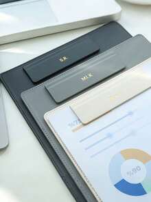 لوحة الكتابة المخصصة - حامل مستندات A4 شخصي مع فتحة قلم ، ملف مؤتمر تنفيذي ، أحرف ذهبية محفورة مخصصة ، من مادة TPU ، منظم دفتر أعمال للمكتب والمدرسة ، تنظيم المكتب | ملف أبيض أنيق | لوحة كتابة قوية ، لوحات كتابة للمدرسة