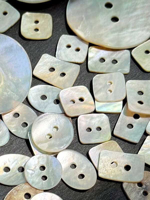 20 Stück elegante Muschelknöpfe, asymmetrisch geformte Muschelknöpfe mit Muschelmuster - rund & quadratisch, natürliche ungefärbte Muschelknöpfe, geeignet für Hemden, unisex, multifunktionales Nähzubehör für Dekoration von Hemden, Pullovern und DIY-Basteleien