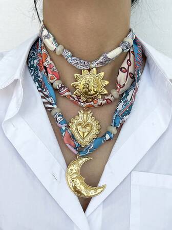 1pc Christmas Bohemian-Style Creative Fashionable Light Luxury Elegant Exquisite Gorgeous Titanium Steel Heart-Shaped Sun And Moon Print Necklace For Women, Sisters, And Couples, Suitable For Valentine's Day Daily Dates, Parties, Holidays, Gifts, And Vacation Wear.