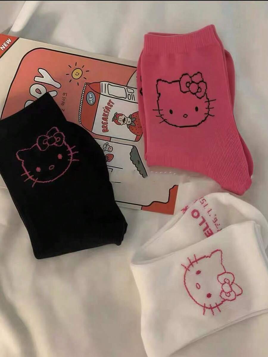 Sanrio 3 perechi de șosete Sanrio drăguțe cu Hello Kitty - șosete și ciorapi de damă moi, respirabile și confortabili în stil japonez cu modele drăguțe de personaje de desene animate. Șosete moi, respirabile, confortabile, cu tub mediu, respirabile și confortabile, lavabile la mașină - roluri multiple, potrivite pentru toate anotimpurile, șosete elegante, potrivite pentru adidași de exterior, accesorii de călătorie excelente pentru ținute în aer liber, cadouri pentru prieteni și cupluri.