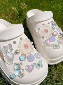 20 قطعة من مشابك الأحذية الزخرفية بتصاميم الزهور البيضاء، الدب التيدي، عقدة الفيونكة، الموجات، الفراشة، اللؤلؤ ABS، والترتر الدائري، إكسسوارات متعددة الوظائف مناسبة لتزيين الأحذية والصنادل والشنط الشاطئية، مناسبة كهدايا لأعياد الميلاد والمناسبات