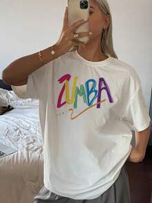 Camiseta gráfica vibrante inspirada en Zumba para mujer con un diseño vibrante de baile y fitness. Cómoda camiseta de cuello redondo, perfecta para entrenamientos en estudio y estilo casual. Tejido ligero para una camiseta deportiva divertida y elegante. Talla extragrande. - Blanco - Ver 1
