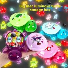 Sanrio 11 pièces Tortue géante Sanrio phosphorescente de 17 cm + 1 pièce boîte de rangement ouvrable, peluche de tortue super géante, convient pour les cadeaux de fête, la décoration de la maison, les cadeaux d'anniversaire, les faveurs et les vœux pour les fêtes, la décoration de Noël et d'Halloween (livré avec 10 pièces de tortue Sanrio moyenne de 3,2 cm)