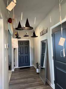 12 قطعة قبعة هالوين سوداء معلقة، إكسسوارات زي قبعة مع حبل من النايلون، قبعة ساحر للاستخدام الداخلي والخارجي، ديكورات هالوين للمنزل والحديقة والشرفة والسقف