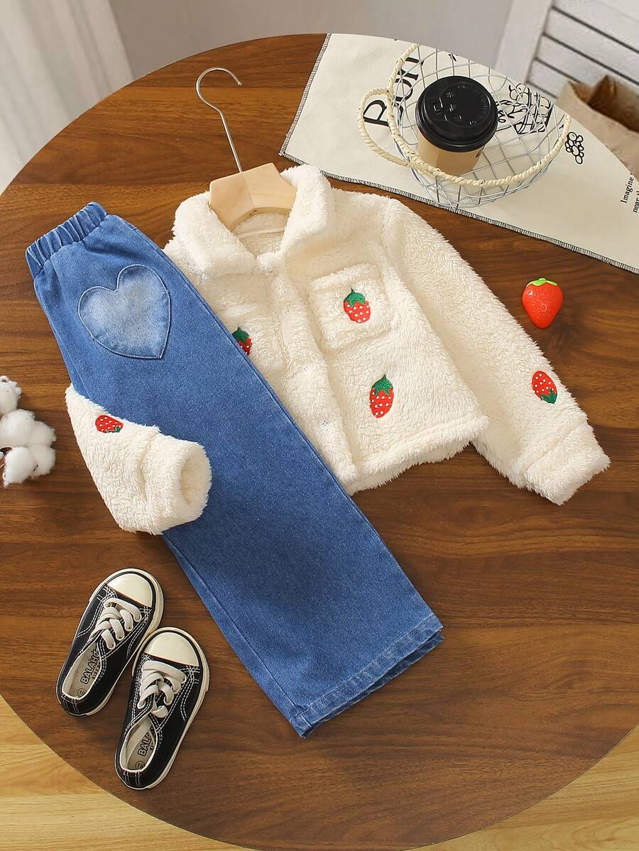 2 件套年轻女孩可爱草莓刺绣双面羊毛开衫和心形口袋直筒牛仔裤套装，秋冬
