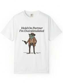 Hold On Partner I'm Overstimulated Shirt - Funny Cowboy Frog  - Introvert Humor - Neurodrgent Gift - Western Graphic T-Shirt220 G Heavyweight Cotton T-Shirt For Women – Ladies White Top Crafted From Thick, Breathable 100% Pure Cotton, This Heavyweight 220 G Fabric Offers Lasting Comfort And Durability. Perfectly Designed For Summer, It's Ideal For Work, The Gym, Travel, Casual Outings, Outdoor Sports, Or For Layering Across All Seasons. A Versatile Staple-Suitable For School, Streetwear, Or Simply Relaxing At Home. - Blanco - Ver 1