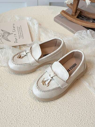 A Pair Of Fashionable Spring And Autumn New Style Metal-Decorated Children's Flat Shoes, Suitable For Children Aged 3 To 15 To Wear Outdoors For Outings, Outdoor Play And Vacations. The Loafers Are The Bean Shoes