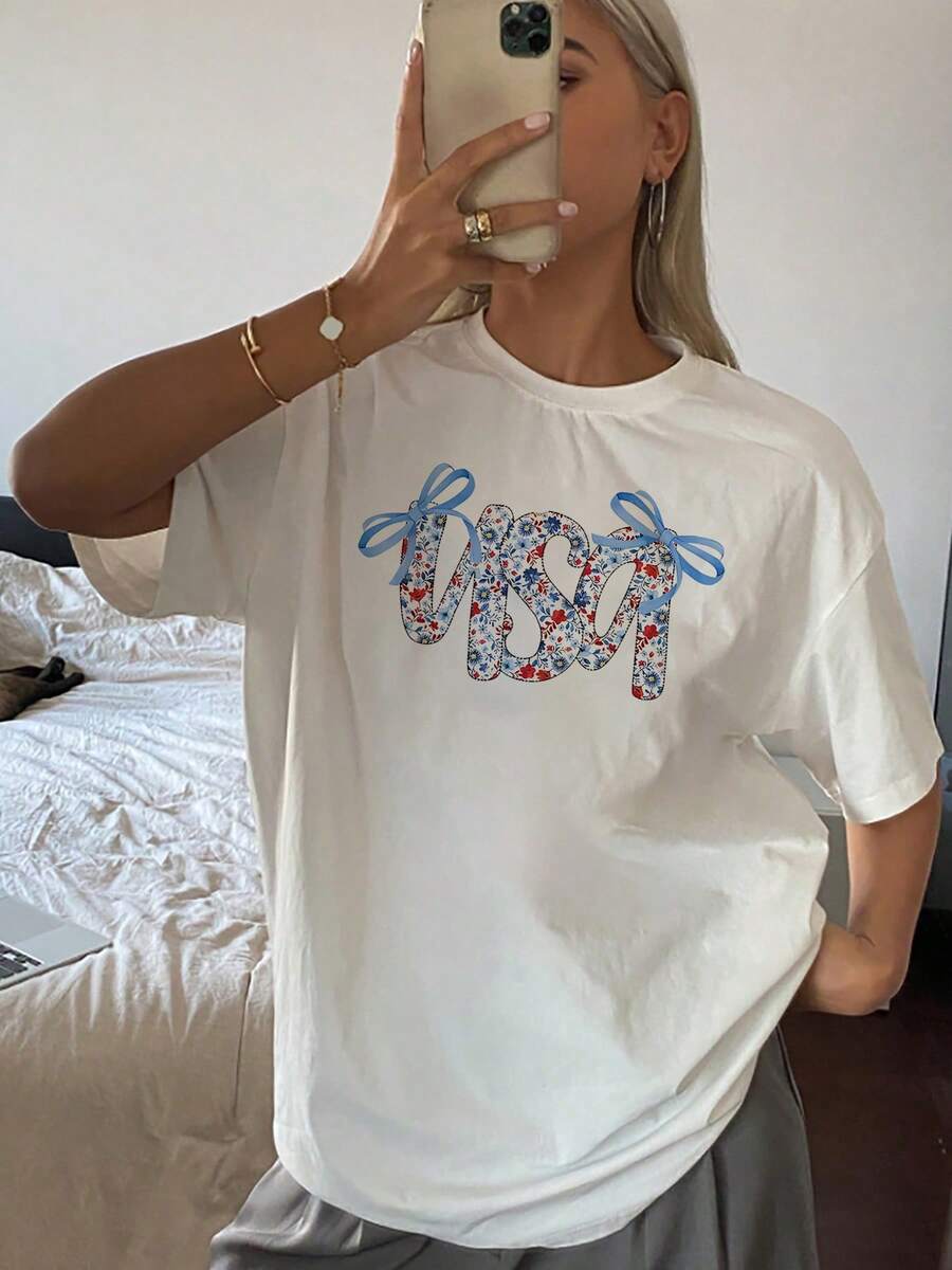 Camiseta para mujer con estampado floral estadounidense y detalles de lazo azul. Camiseta gráfica moderna para uso casual. Cómoda tela de mezcla de algodón. Perfecta para ocasiones patrióticas. Talla extragrande. - Blanco - Ver 1