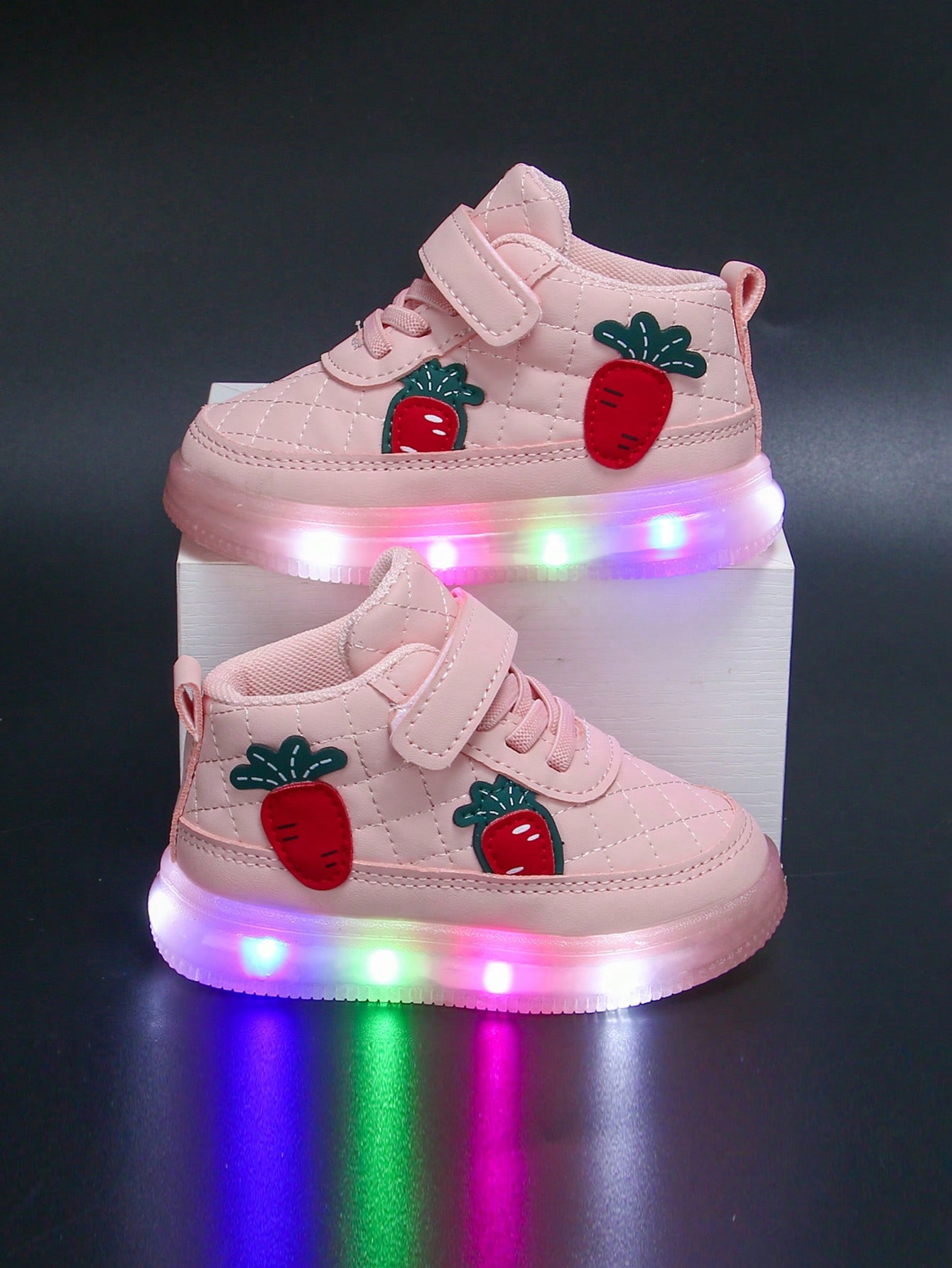 زوج من أحذية الأطفال الرضع من البولي يوريثان مزودة...