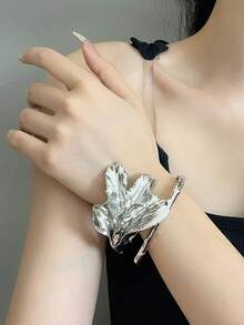 1 buc Brățară Elegantă pentru Femei cu Frunze de Iris Emailate Albe - Design Auriu Francez Șic, Potrivită pentru Ținute Zilnice și de Petrecere, Bijuterii Versatile pentru Tot Anul