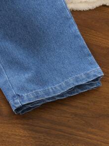 2 件套年轻女孩可爱草莓刺绣双面羊毛开衫和心形口袋直筒牛仔裤套装，秋冬