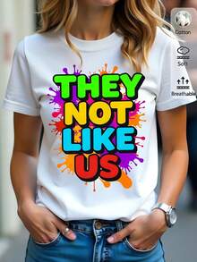 Camiseta de mujer 180g blanca de algodón con cuello redondo, diseño de manga corta y estampado colorido "They Not Like Us", ideal para estilo casual, juvenil y moderno. - Blanco - Ver 2