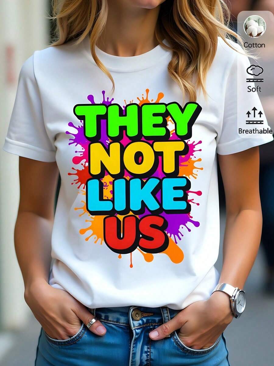 Camiseta de mujer 180g blanca de algodón con cuello redondo, diseño de manga corta y estampado colorido "They Not Like Us", ideal para estilo casual, juvenil y moderno.