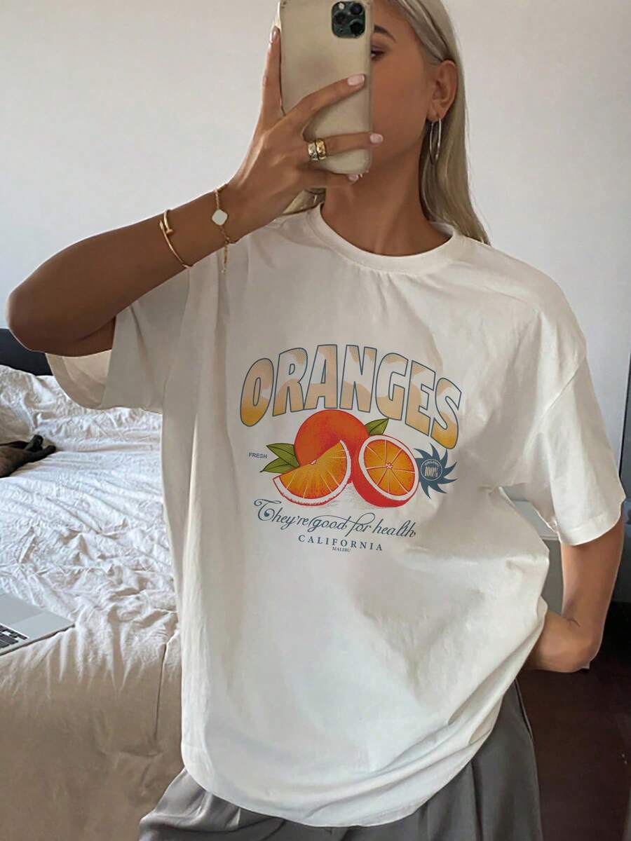 Camiseta gráfica naranja vibrante para mujer con un fresco estampado de Malibú de California. Ligera y cómoda, esta camiseta informal con un moderno diseño de frutas es perfecta para el verano. Hecha de suave algodón, ¡es una prenda esencial en tu armario! Talla extragrande. - Blanco - Ver 1