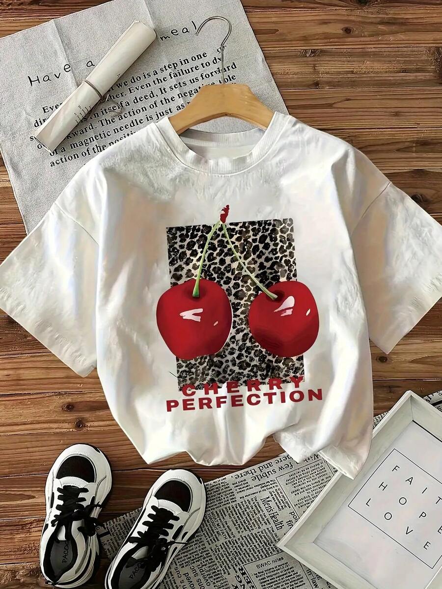 Camiseta de manga corta para mujer de 1 pieza - estampado rojo cereza y leopardo Camiseta con estampado "CHERRY PERFECTION", blanca con letras rojas brillantes, lavable a máquina, ajuste cómodo, ropa elegante, diseño elegante, tejido duradero - Blanco - Ver 1