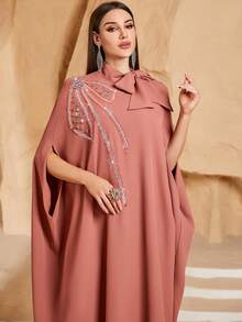 女士纯色系带领长袍，饰以精美串珠和刺绣，肩部贴花，优雅阿拉伯风格，适合开斋节穿着。 - 珊瑚橙 - 查看 2