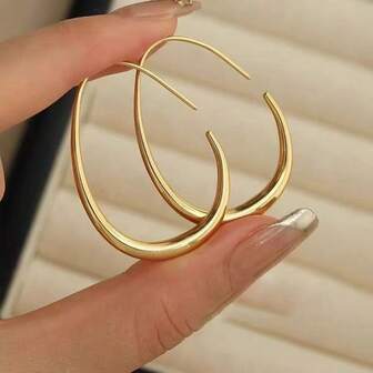 1 对简约镂空几何不锈钢耳环，适合女性日常佩戴或作为节日礼物送给朋友