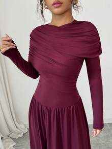 女士优雅长袖褶皱连衣裙，酒红色，高品质，垂坠感强，低腰，修身A字裙，适合日常、通勤、派对、约会、新年、春节、情人节、斋月等场合。