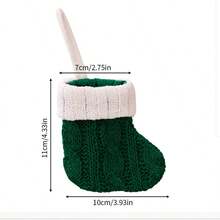 2 szt. dekoracyjne dzianinowe skarpetki świąteczne o uniwersalnym zastosowaniu, funkcjonalne na choinkę – jako dekoracja wisząca, do przechowywania małych prezentów i jako element świątecznej ekspozycji