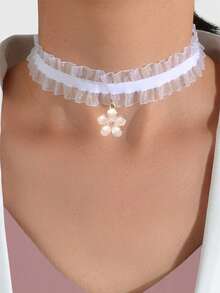 flores rosas de encaje blanco