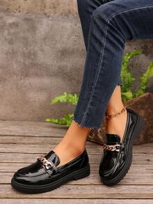 女士秋冬新款舒适厚底休闲日常通勤黑色漆皮PU百搭平底鞋，时尚学院风一脚蹬链条装饰平底乐福鞋学生鞋 - 黑色 - 查看 5