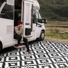 Dwustronny, czarno-biały dywan zewnętrzny w romby. Wodoodporny, plamoodporny, łatwy w czyszczeniu, wykonany z tworzywa sztucznego, przenośny i składany. Nadaje się na patio, podwórko, taras, piknik, plażę, przyczepę kempingową, kemping, trawnik i inne miejsca na świeżym powietrzu. - Czarne i Białe - Zobacz 7