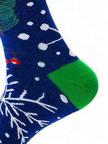 1 Pair Of Men's Christmas Themed Medium Length Socks, With A Blue Background And Green Pine Branches And Red Berry Patterns, Creating A Strong Festive Atmosphere, Comfortable, Making It The Preferred Holiday Gift - Multicolor - View 4