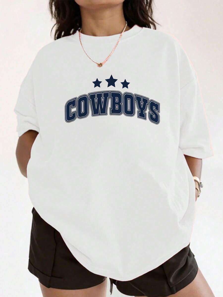 Camiseta de moda para mujer con un gráfico vaquero y un diseño de tres estrellas. Confeccionada en una suave mezcla de algodón, este corte holgado es perfecto para el día a día y está disponible en una variedad de tallas y colores para combinar con tu estilo. - Blanco - Ver 1
