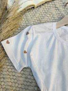 Camiseta feminina de algodão com corações nos punhos - Multicolorido - Visão 4