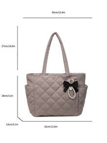 Ce sac à bandoulière classique et à grande capacité présente des caractéristiques telles que des doubles anses, un design matelassé et une décoration pendentif nœud papillon avec perle, le rendant léger et facile à porter. Il peut être utilisé comme portefeuille pour femme, sac de canevas pour l'université ou sac décontracté. Convient à diverses occasions telles que les voyages d'été en plein air, les pique-niques, les courses, etc. - Gris - Voir 3